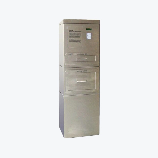 Hoher Tresorschrank mit Code-Tastatur und zwei Schubladen mit der Aufschrift „Ausgabe“ und „Annahme“ für Fuhrparks