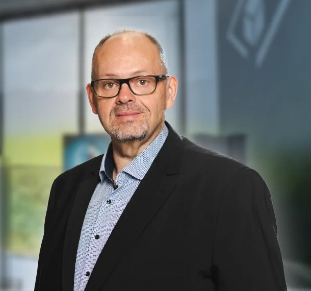 Ansprechpartner im Showroom von HARTMANN TRESORE, im Hintergrund ausgestellte Tresore