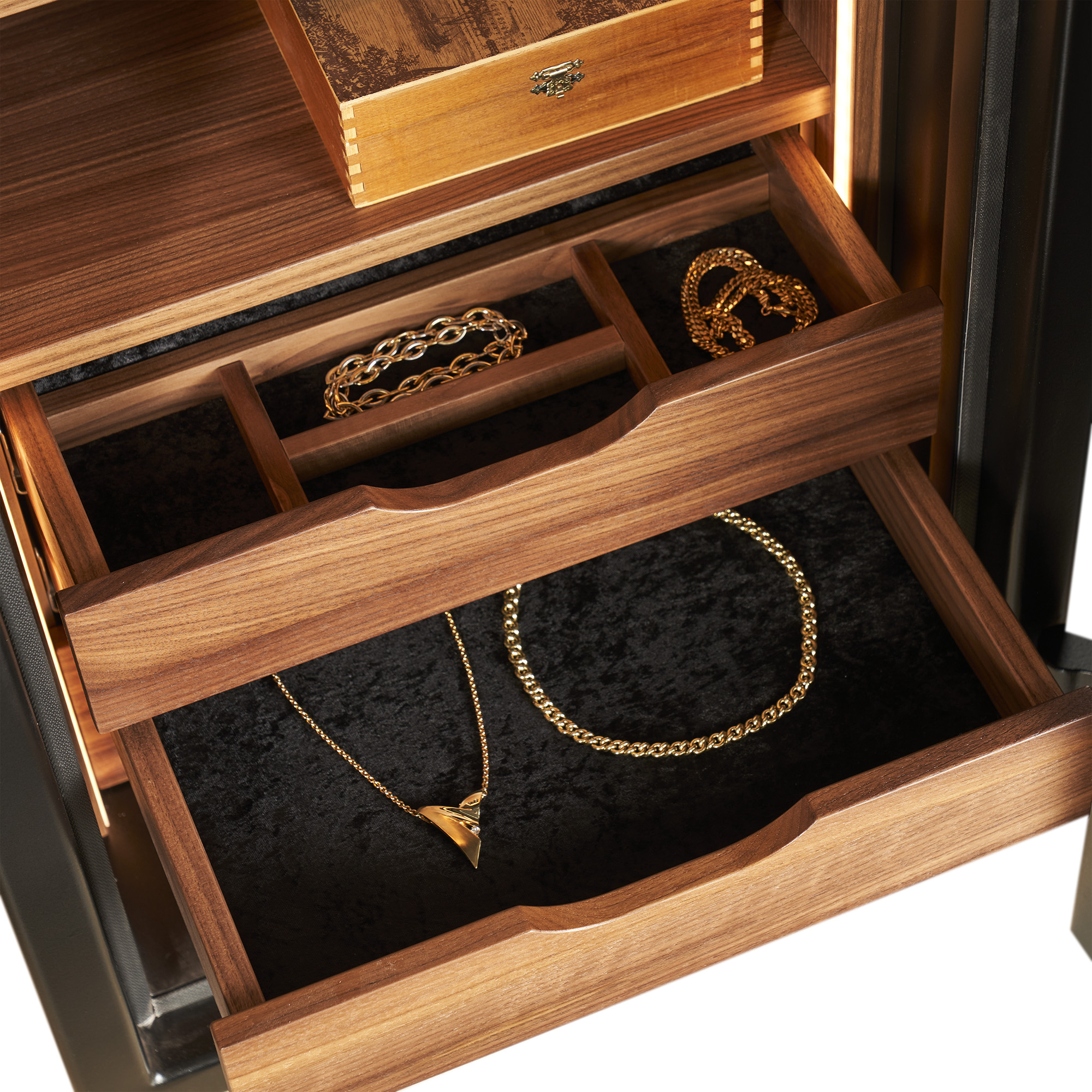 Nussbaum-Schubladen mit Einsätzen aus schwarzem Samt und goldenem Schmuck im Tresor
