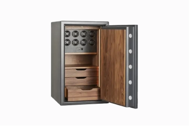 Geöffneter SIGNATURE SAFE mit acht Uhrenbewegern, Holzschubladen und Türinnenseite in Nussbaum