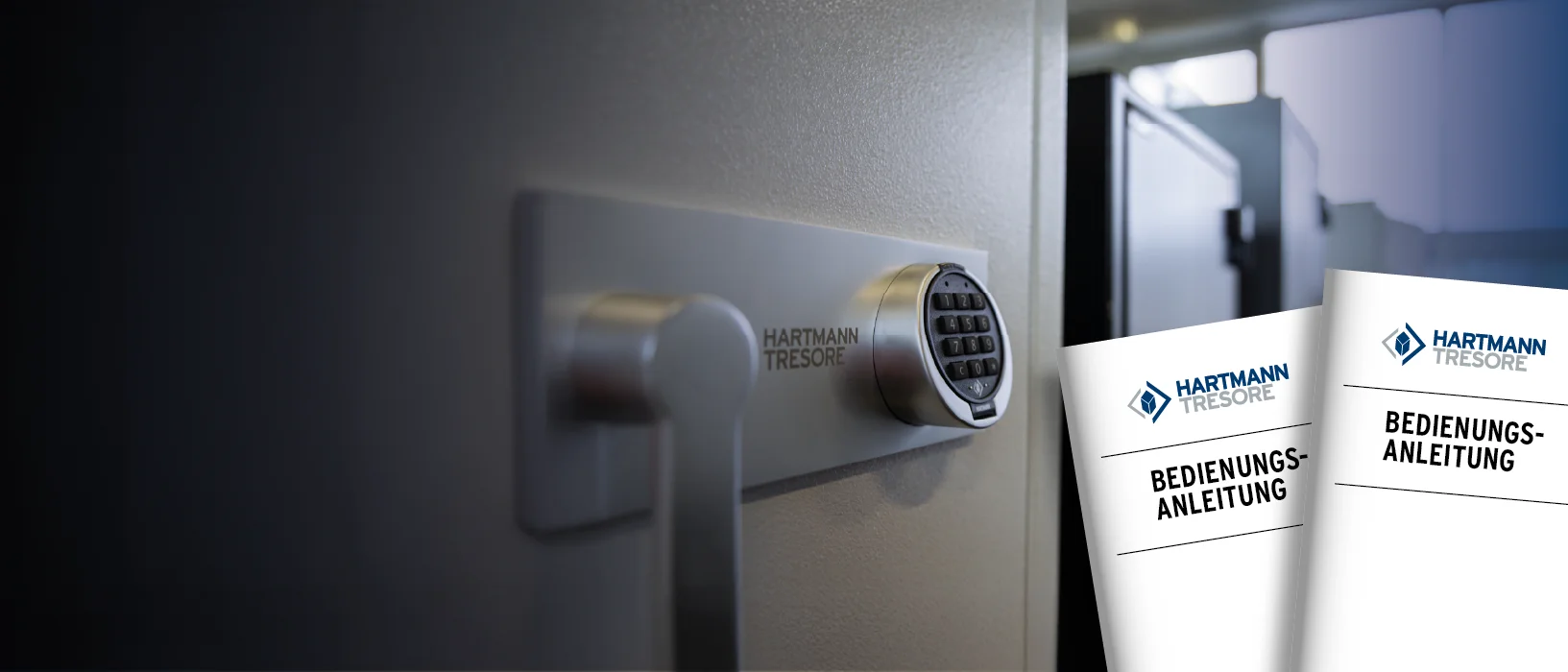 Elektronisches Zahlenschloss und Griff an einem Tresor von HARTMANN TRESORE, daneben zwei Bedienungsanleitungen