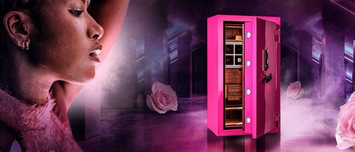 Pinkfarbener SIGNATURE SAFE mit Holzinnenausstattung und Uhrenbewegern, daneben eine Frau im Profil und Rosen