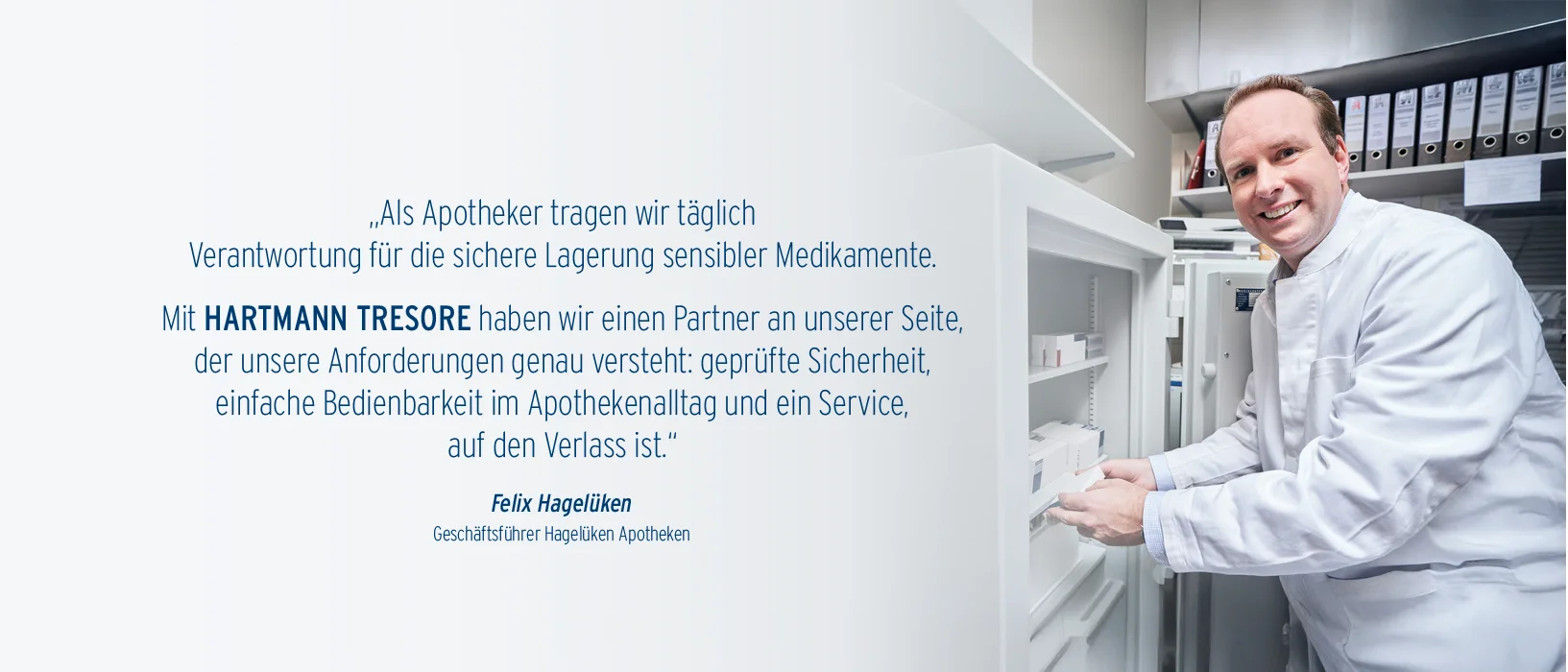 Kundenzitat des Geschäftsführers der Hagelüken Apotheken: HARTMANN TRESORE als Partner für die sichere Lagerung sensibler Medikamente, mit geprüfter Sicherheit und einfacher Bedienung. Daneben der Apotheker an einem geöffneten Tresor