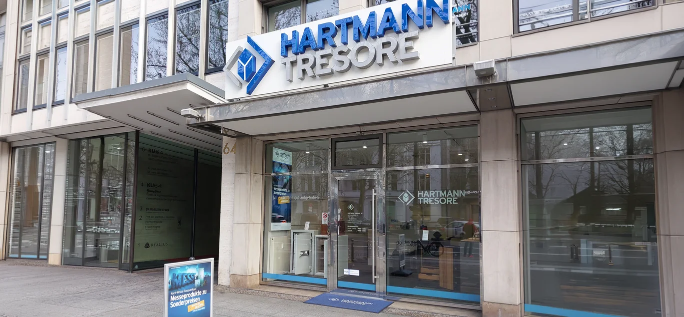Außenansicht der HARTMANN TRESORE Filiale Berlin am Kurfürstendamm mit Logo über dem Eingang und großen Schaufenstern