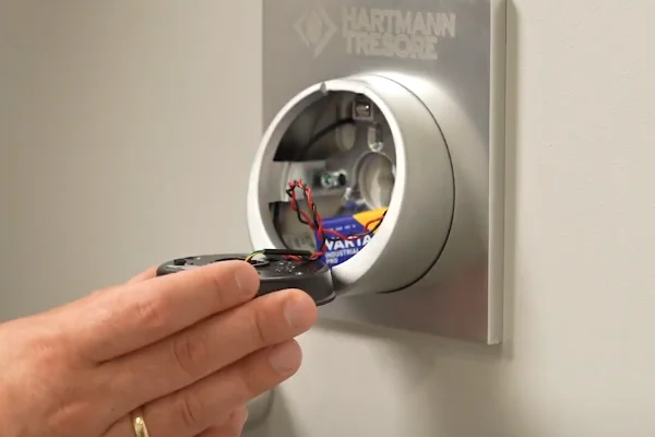 Hand nimmt die Tastatur des Elektronikschlosses E70005 ab, dahinter das Batteriefach mit 9-Volt-Batterie