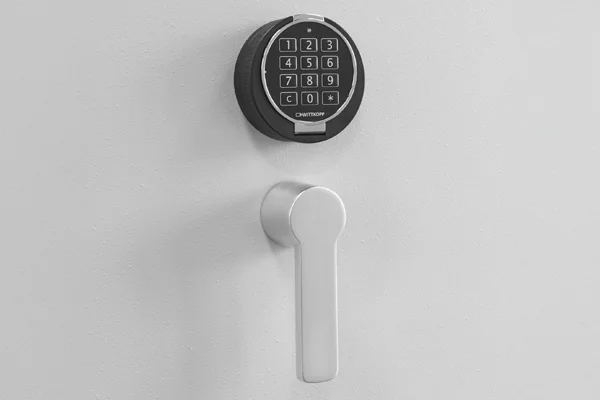 Elektronikschloss E70611 von WITTKOPP mit Hängegriff an einer hellen Tresortür