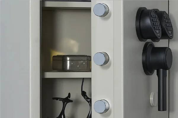 Geöffnete Tür eines SIMONAS Tresors mit Riegelbolzen, zwei Elektronikschlössern und Drehgriff
