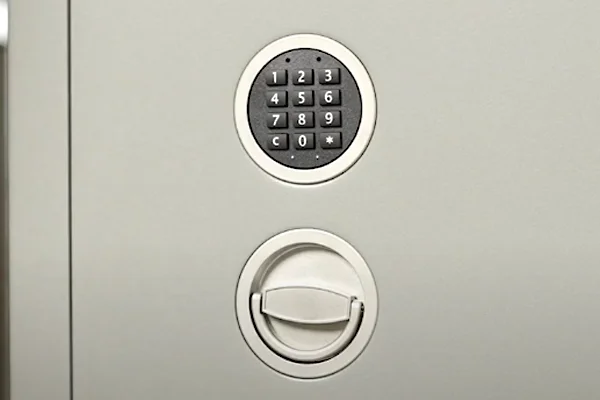 Elektronikschloss E70200 mit Zifferntastatur über einem eingelassenen Drehgriff an einer hellgrauen Tresortür