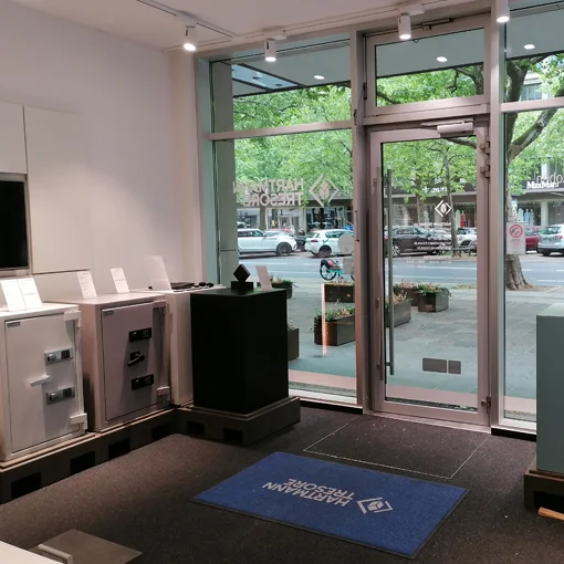 Blick in den Showroom von HARTMANN TRESORE in Berlin mit ausgestellten Tresoren und Glasfront zum Kurfürstendamm