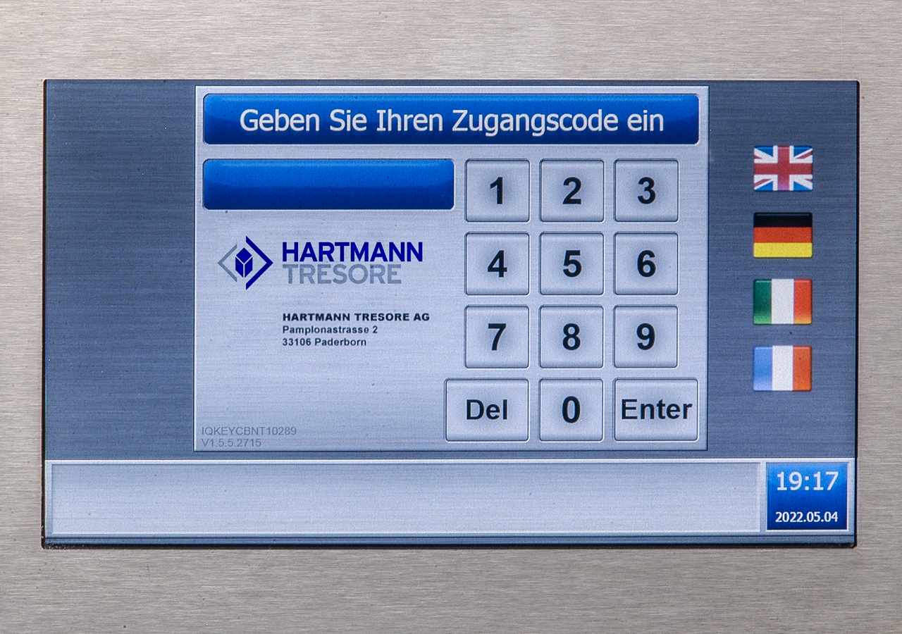 Touchscreen des Schlüsselmanagement-Systems Max mit Aufforderung „Geben Sie Ihren Zugangscode ein“, Zifferntastatur und Sprachauswahl