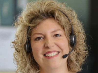 Lächelnde Beraterin mit Headset