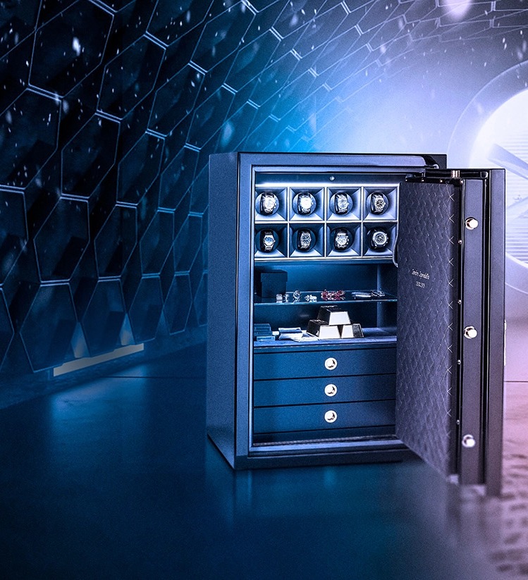 Geöffneter SIGNATURE SAFE mit Uhrenbewegern, Schubladen und Goldbarren in einem beleuchteten Tunnel