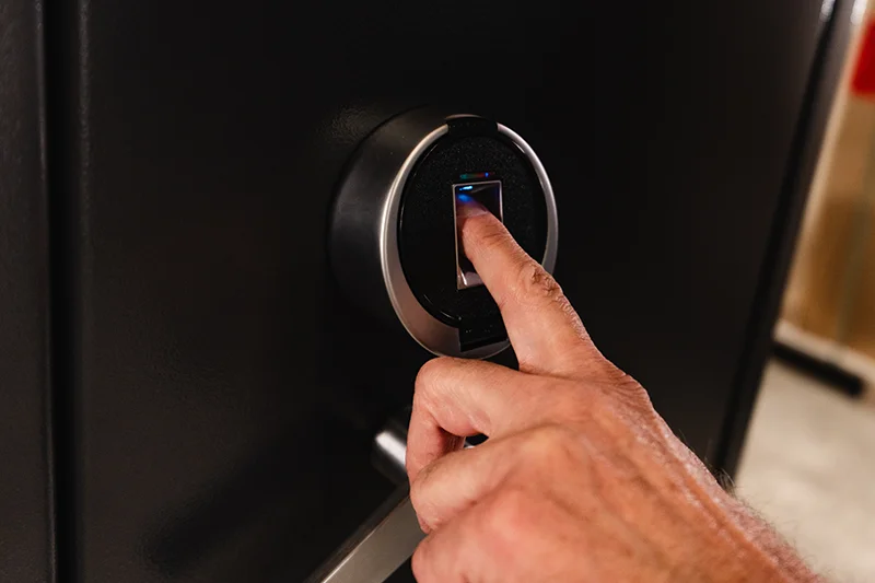 Finger auf dem Sensor des biometrischen Tresorschlosses FinKey zum Öffnen per Fingerabdruck