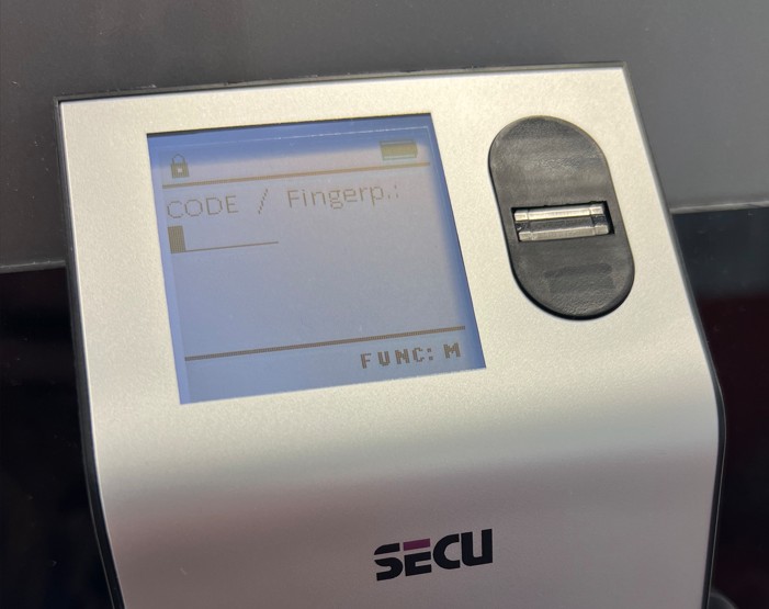 Display eines SECU-Elektronikschlosses mit Anzeige „CODE / Fingerp.“ neben dem Fingerabdruckscanner
