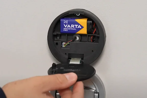Geöffnetes Elektronikschloss E70400 mit sichtbarem Batteriefach und VARTA-Batterie zur Stromversorgung