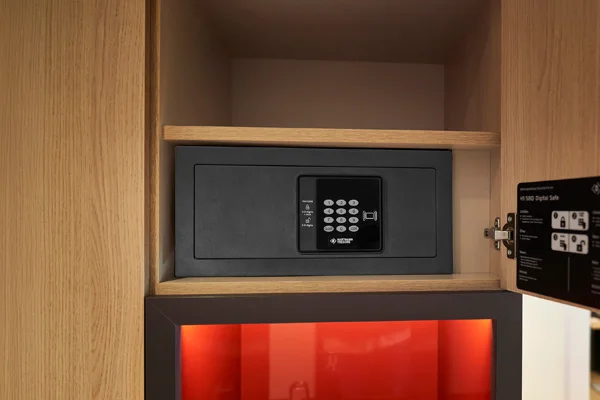 Schwarzer Hoteltresor HS 580-10 mit Tastenfeld, in einen Holzschrank eingebaut