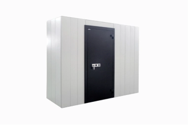 Modularer Wertschutzraum mit hellen Wandelementen und schwarzer Tresortür mit Elektronikschloss