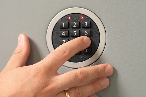 Hand gibt einen Zahlencode am Elektronikschloss E70200 mit beleuchteten Statusanzeigen ein