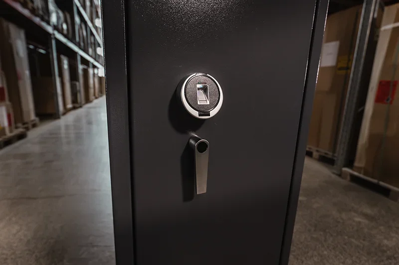 Anthrazitfarbener Tresor mit biometrischem Schloss FinKey und Türgriff in einer Lagerhalle