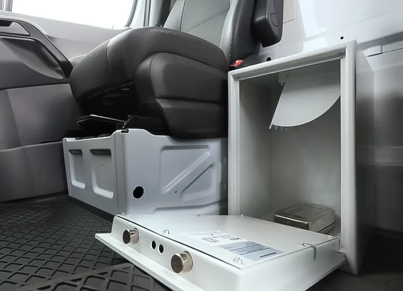 Geöffneter Tresor im Transporter neben dem Sitz
