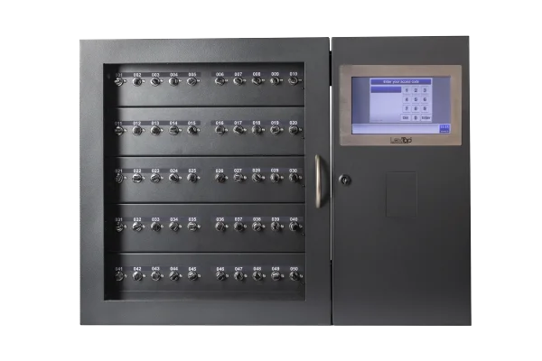 Elektronisches Schlüsselmanagementsystem: Schlüsselschrank mit 50 nummerierten Schlüsselplätzen hinter Glastür und Touchscreen-Terminal
