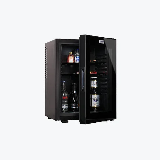 Halb geöffnete, gefüllte Minibar mit Glasfront
