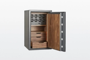 Geöffneter Signature Safe mit Uhrenbewegern und Schubladen aus Holz
