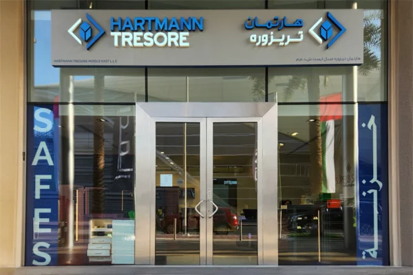 Eingang der Niederlassung von HARTMANN TRESORE in Dubai mit zweisprachigem Schild, Glastüren und Schriftzug „SAFES“