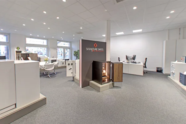 Showroom von HARTMANN TRESORE in der Schweiz mit ausgestellten Tresoren, einem SIGNATURE SAFES Display und Beratungsplätzen