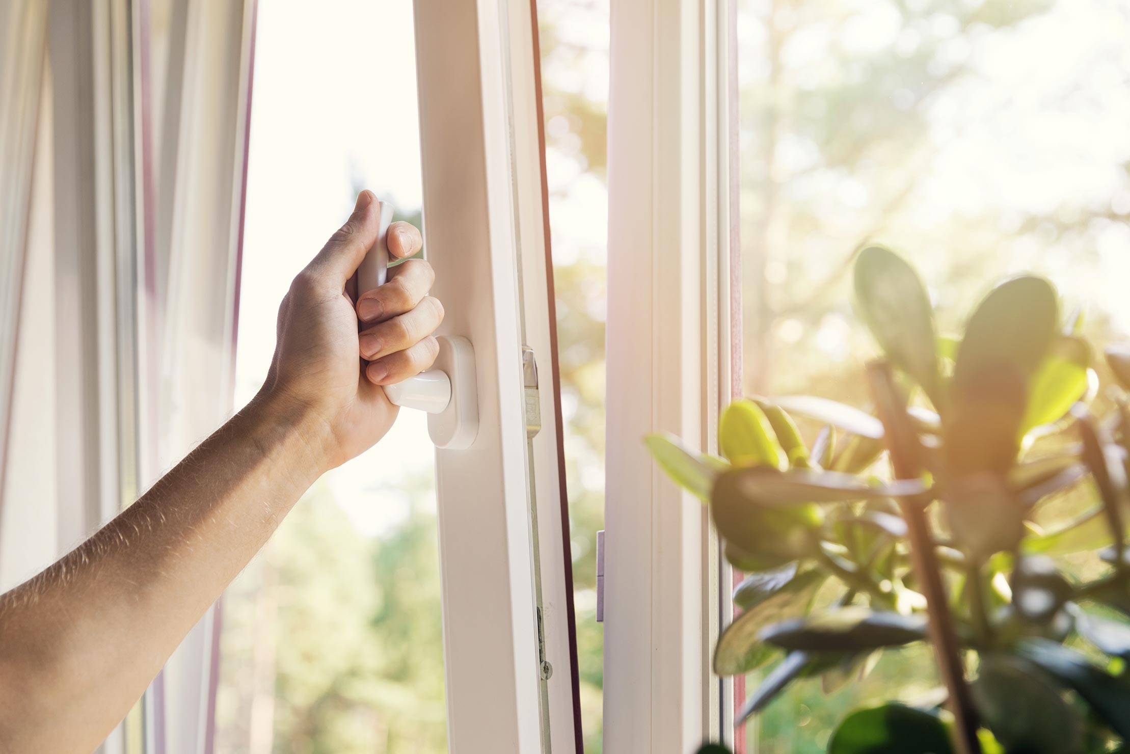 Gekipptes Fenster einfach öffnen – Warum diese Schwachstelle Ihr Zuhause gefährdet