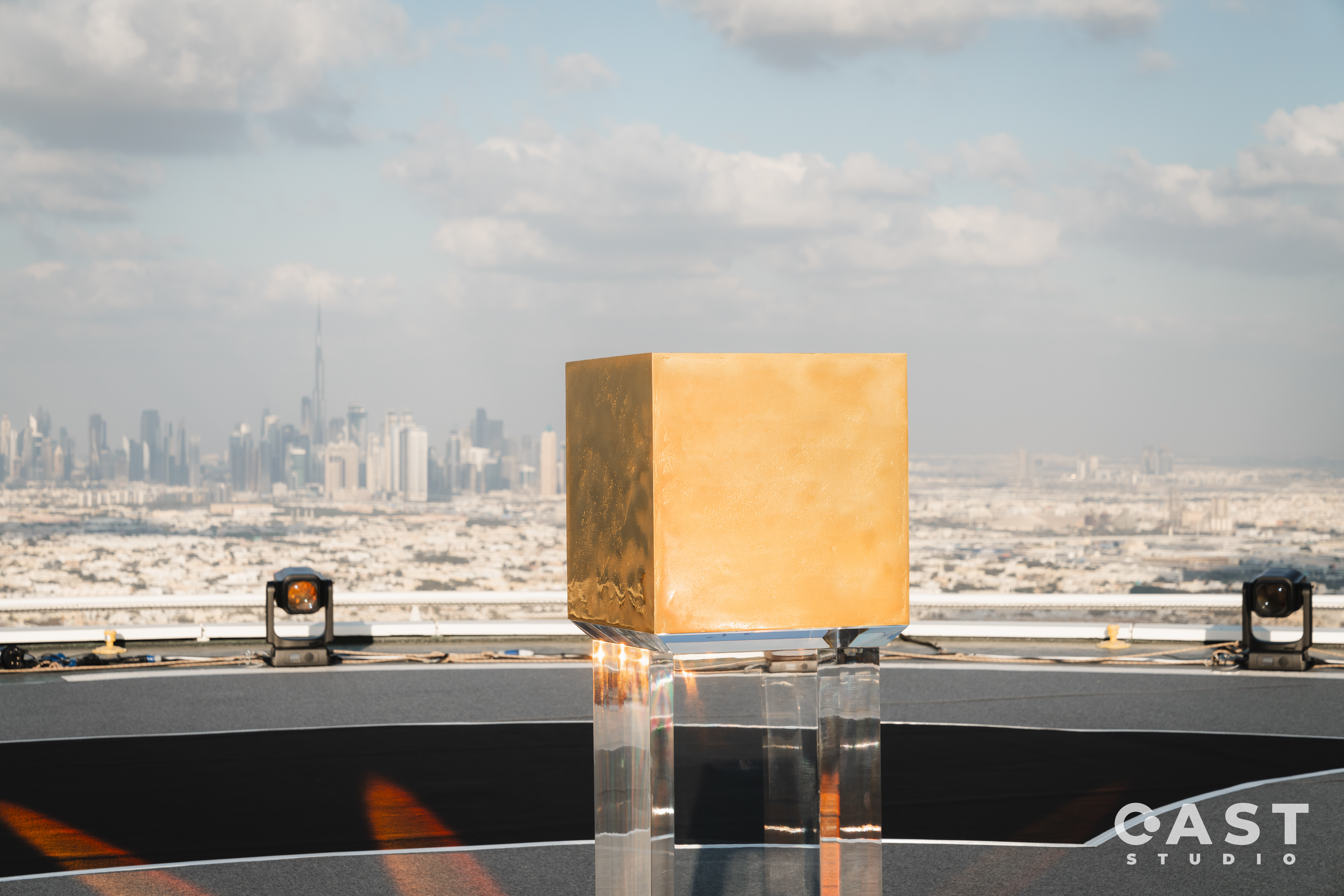 Goldener Würfel aus 24 Karat Feingold – der Castello Cube auf dem Helikopter-Landeplatz des Burj Al Arab in Dubai, präsentiert zum chinesischen Neujahr 2024 von CAST Studio und HoGA Capital AG.