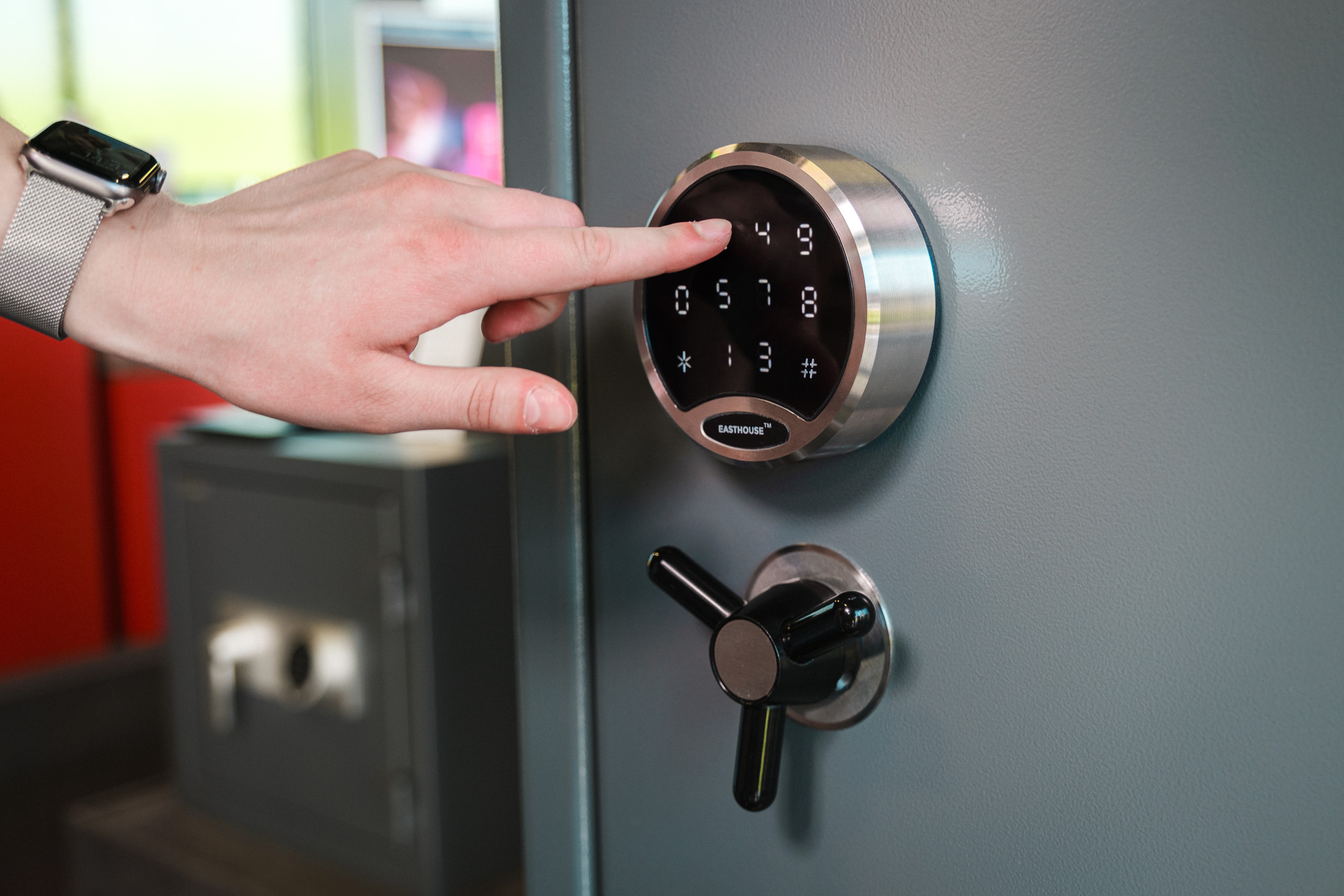 Undercover Schloss wird von einem Zeigefinger bedient